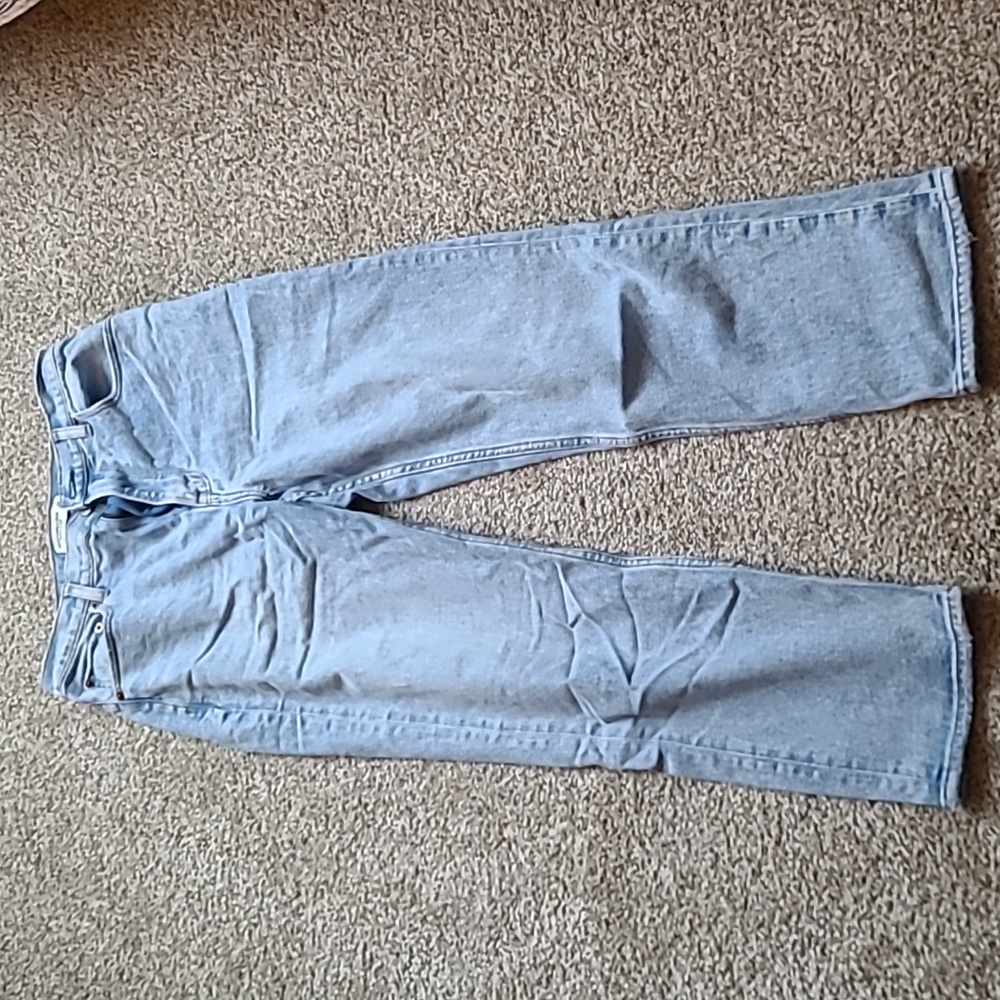 Abercrombie Ultra High Rise Ankle Straight jeans. Size 28 curve love.